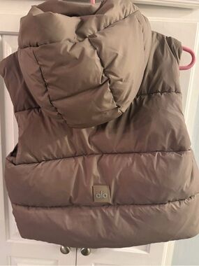 ALO Yoga Hooded Puffer Vest in Taupe